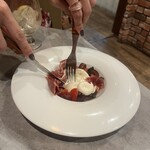 赤レンガ個室ビストロ RENGARO - ブドウとブラータチーズ相性最高！