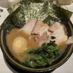 横浜家系 てつ家 - チャーシュー麺海苔マシ上から
