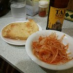 バーワルチー - タージマハルビールにサービスのパパドと玉葱アチャール・平成２６年９月１０日