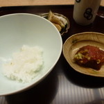 天神橋 青木 - 食事＜白飯、香の物、マグロのずけ＞