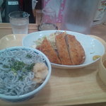 築地食堂源ちゃん 田町店 - ランチのマグロメンチとシラス丼