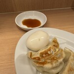 ひるがお 東京駅店 - 餃子はタレを付けない派