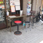 中華料理たつみ - 店外の喫煙スペース？