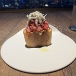 305859849 - 黒毛和牛サーロインと釜揚げシラスのクロスティーニ