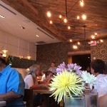 Orange Blossom - 入って中央と左側のテーブル席。