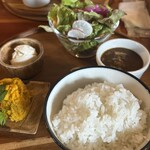 AJITO - ご飯にサラダにカレー♪