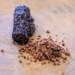 プレゼンテ スギ - 2025.6 人参の向こう側（焼き芋のように仕立てた人参の炭化人参フリット、ブラックオリーブシナモンシュガー、りんごピュレ）