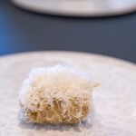 プレゼンテ スギ - 2025.6 鱧（ヤマドリタケと鱧の骨スープでGVした鱧のフリット、擂ったマカダミアナッツ）