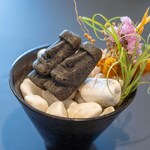 プレゼンテ スギ - 2025.6 食べられなさそうで食べられる（モアイ像フィナンシェ）