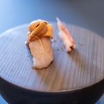 プレゼンテ スギ - 2025.6 杉寿司 TYPE-S（鰹魚醤でGVした勝浦産釣りキンメ2kg弱サイズ、うに、トリュフ風味の卵黄、新政亜麻猫の酒粕和え茗荷ピクルス）