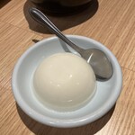 餃子 小籠包 福包酒場 - シンプルな杏仁豆腐で落ち着く。