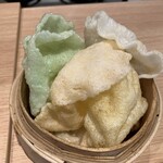 餃子 小籠包 福包酒場 - えびせん的なヤツ（チョイ油っぽい）