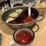 餃子 小籠包 福包酒場 - すくってこのカップで呑めってか！