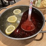 餃子 小籠包 福包酒場 - こっ、コレが火鍋サワーか！（レモン輪切り少なっ！）
