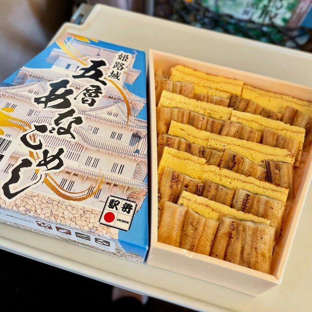 五層城と姫路名物の穴子をかけたインパクト大の駅弁』by Belle_colline