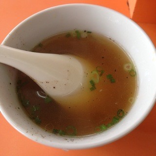 Temmon - 涼拌麺のスープ：鶏ガラベースに胡椒を効かせている