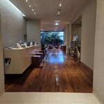 ラパン アジル - ホテルのフロント横を抜けてエレベーターを利用して2階に上がる。