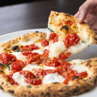 本場ナポリが認めた薪窯で焼き上げる本格ピッツァ