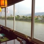 キンカーオ - 座敷スペースからは鴨川を眺められます♪