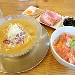 らぁ麺 めん奏心 - 冷ニボ カケ＆ピリ辛ソースのレアチャーシュー丼＆別皿トッピング