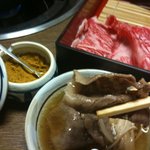 名物すみれ鍋。柔らかいお肉を出汁にカレー粉を入れた取皿で。