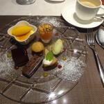 ラ ヴォワール - エスプレッソ、特製デセール盛りあわせ