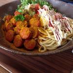 Dorfcafe - ドイツのソーセージをライスに乗っけちゃいました。他サラダ・卵・パスタも乗っかってボリュームのあるカリーヴルスト丼です。ライスとよくあいます。土日限定。