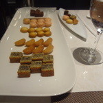 ラ ヴォワール - プティフールのプレートから、いくつでもチョイスできます