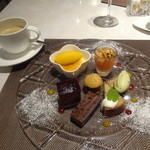 ラ ヴォワール - エスプレッソ、特製デセール盛りあわせ