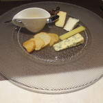 ケーキ類が苦手な人には、特製デセール盛り合わせを、チーズ盛り合わせに変えてくれます♪