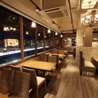 Oisuta-Hausu Shizuoka - 駅の夜景が見える窓際のVIP席