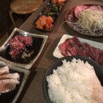 焼肉ホルモン 極 - 