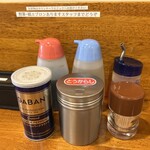 汁麺屋 どっぷりしやがれ - 卓上の調味料。