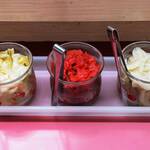 シュクリア - 副菜（キャベツの酢漬け・福神漬け・玉ねぎの酢漬け）