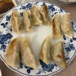 食堂 華 - 料理写真:他店と食べ比べしています　華の餃子は左上の4個