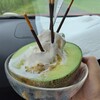 金子牧場 - 溶けて崩れてるが、金子牧場のカップ逆さにしたのもある。