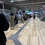 名物 万代そば - 11時前にはこの行列でした(^_^;)