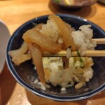 麺家 たけ田 - 白イカ漬け丼一口