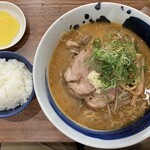 麺屋 玄 - 麺を大盛にするとチャーシューが1枚多いのは嬉しい♪