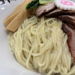 麺屋くろ松 - タレで和えてあるおいしい麺