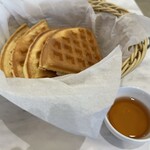 マザーリーフ - ランチセットのワッフルは単品の半分なのかな。軽くて美味しい。サラッとした紅茶のシロップに浸けて頂きました。