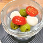 オリーブの丘 北本二ツ家店 - イタリア産オリーブとパールモッツァレラのカプレーゼ290円