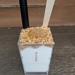 菓子工房 大とろ牛乳 - ナッツと蜂蜜をトッピング♪