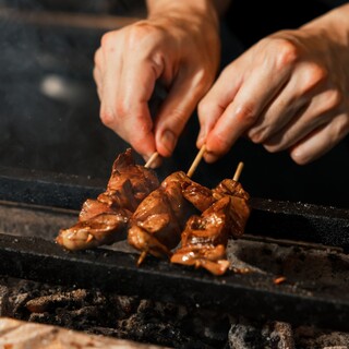 こだわりのブランド鶏を備長炭で焼き上げる、自慢の串焼き！