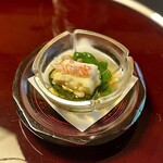 305926920 - 先付／玉劉黍豆腐・モロヘイヤ。甘い玉蜀黍のもちもち食感の豆腐にキリッとしたお出汁。涼を感じる一品です。