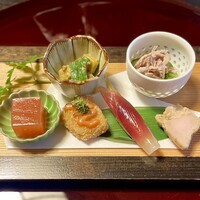 喜楽 - 前菜/なまり節と胡瓜の酢の物・隱元切麻和え・茗
                    荷卯の花寿司・鱸おかき揚げ・鶏山椒味噌漬け。ときがわの山椒を使っています。