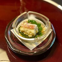 喜楽 - 先付／玉劉黍豆腐・モロヘイヤ。甘い玉蜀黍のもちもち食感の豆腐にキリッとしたお出汁。涼を感じる一品です。