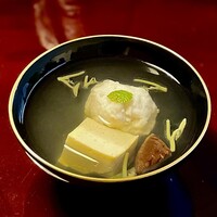 喜楽 - お椀/帆立真丈と新蓴菜・清汁仕立て・青柚子。蓋を開けた瞬間、柚子の良い香りが漂う…抜群の塩梅の清汁です。