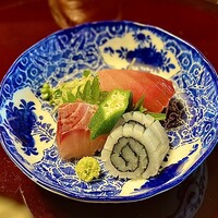 喜楽 - 造り/本日の鮮魚3種盛り。本鮪・白いか鳴門巻き・イサキ。本鮪は中トロと赤身どちらも楽しめます。