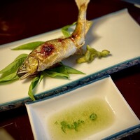 喜楽 - 焼物/鮎の塩焼き・蓼酢・白瓜辛子和え。パリッと焼けていて頭からガブリといただけます。蓼酢でサッパリ。